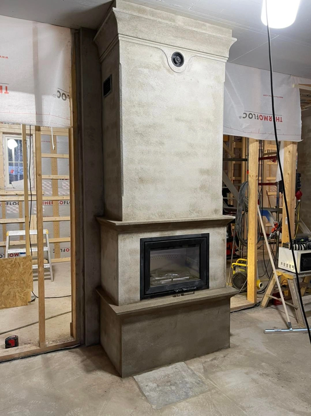 Modern betongeldstad med glaslucka