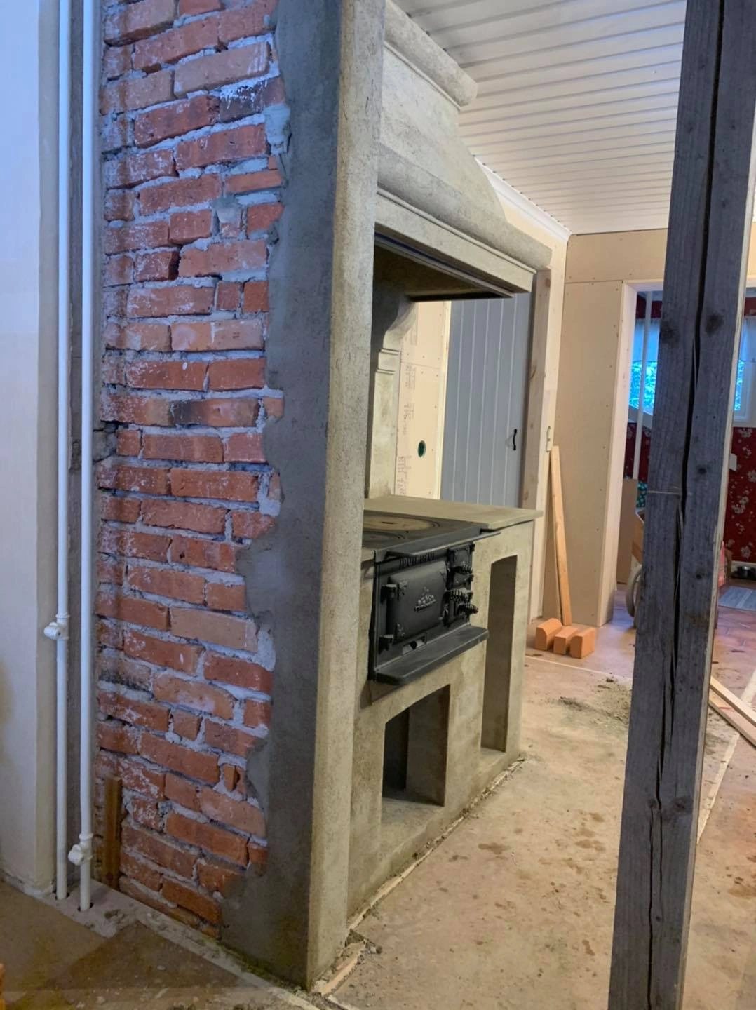 Genombrott i vägg med frilagd tegelskorsten
