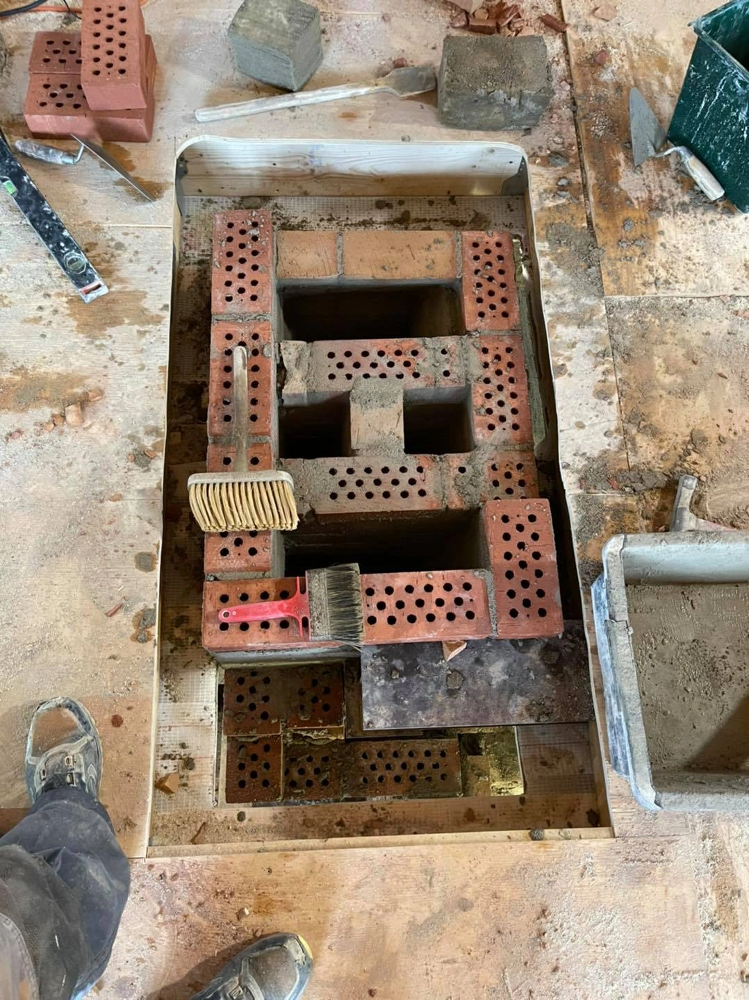 Tegelkonstruktion med rökgaskanaler