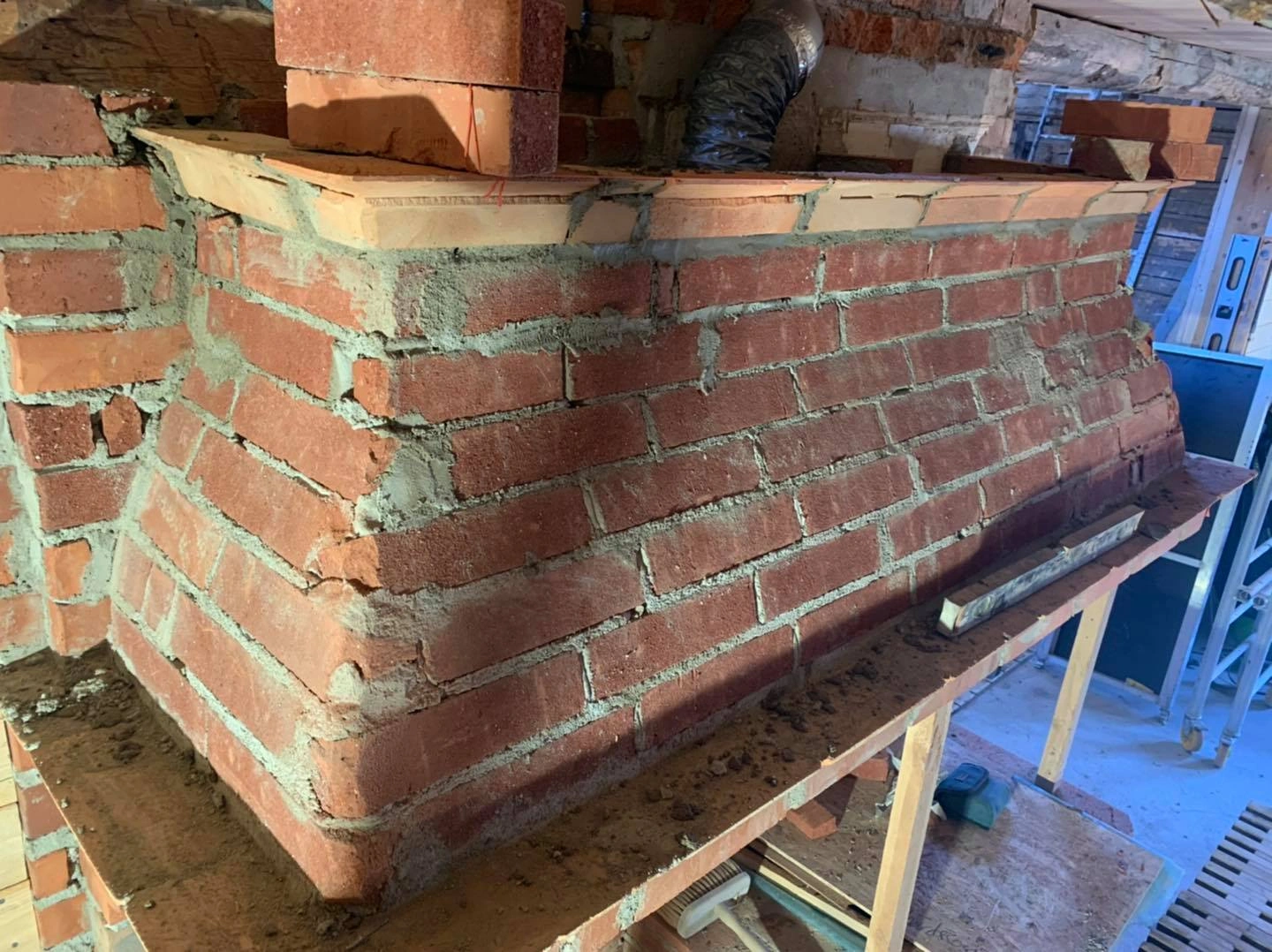 Modern hörnkamin i bearbetad betong