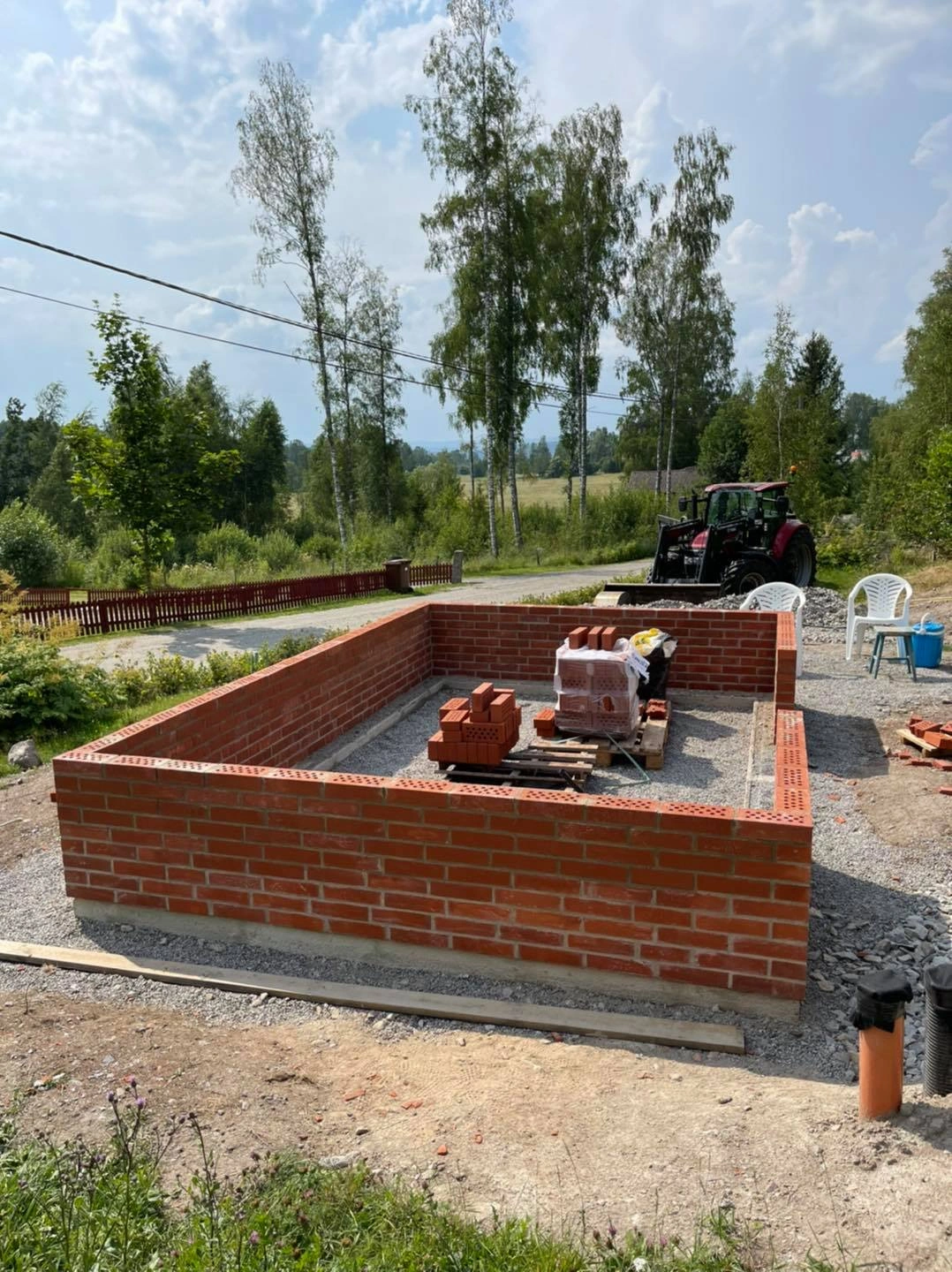 Murare från Gerhardssons som arbetar med skorsten på vind