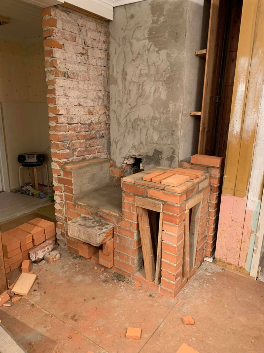 Delar av kakelugn märkta för återmontering