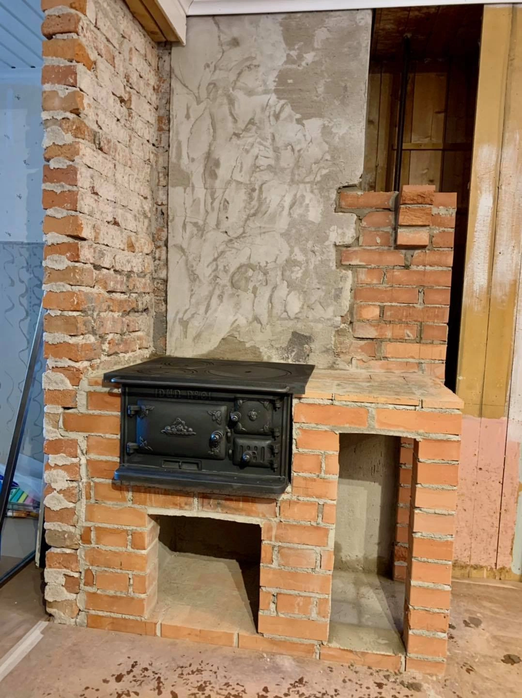 Modern vit hörnkamin i färdigställd interiör