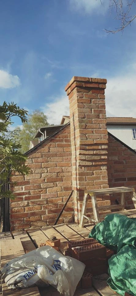 Öppen tegelkanal med flera rökfack