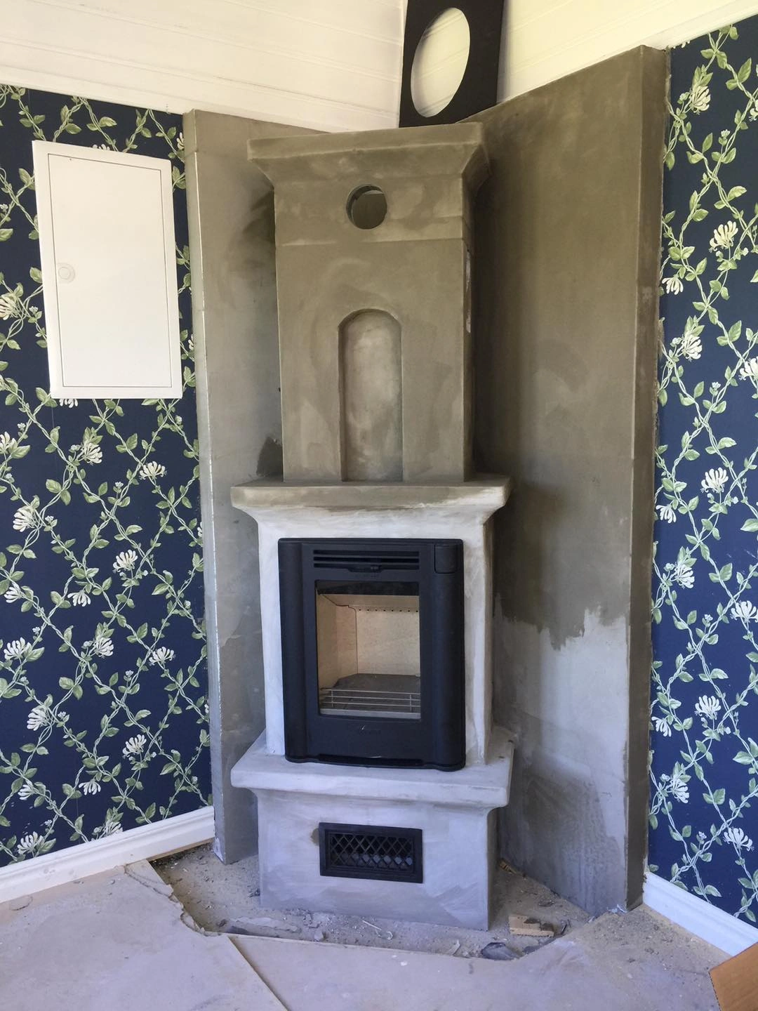 Vit kakelugn med dekorativ krona