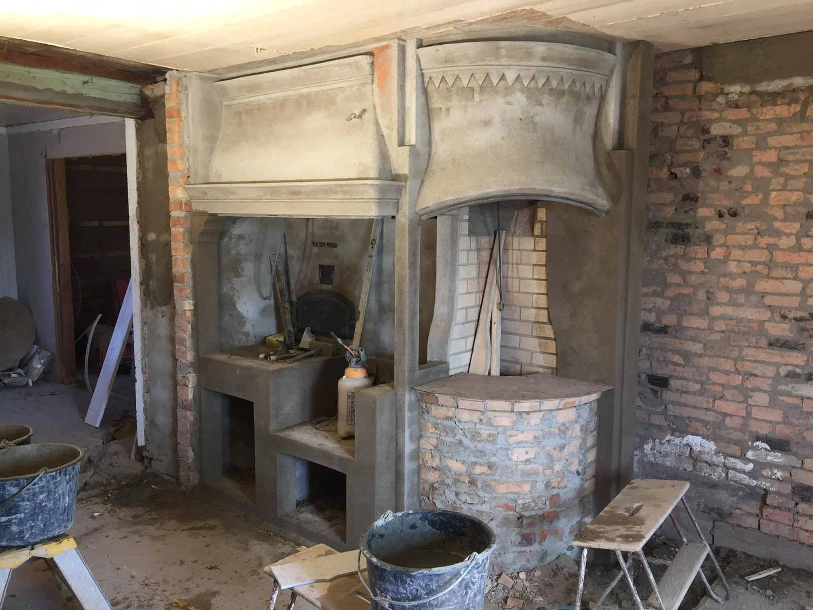 Handgjuten köksmiljö i betong med vedspis