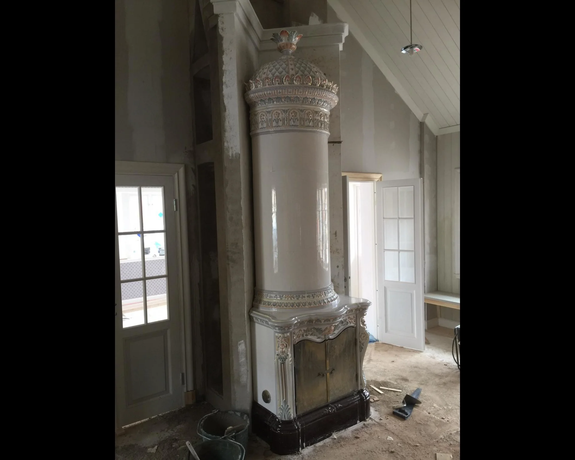 Vit kakelugn med dekorativ krona