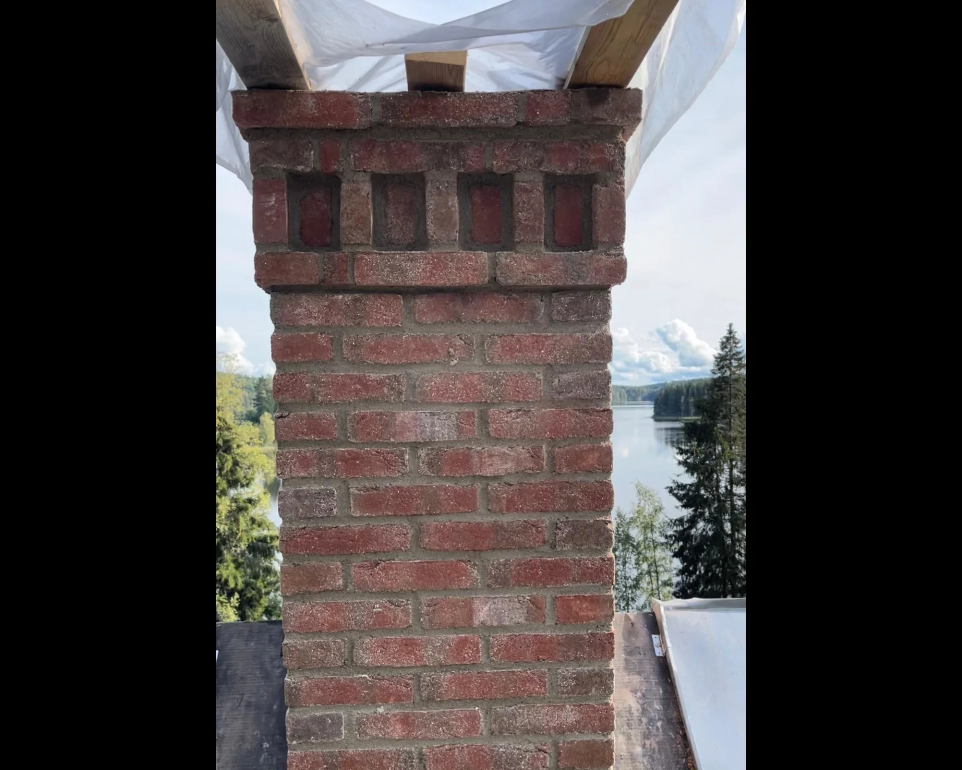 Murad tegelskorsten under uppbyggnad